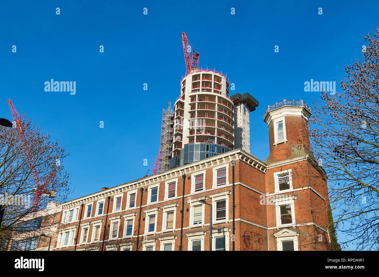 La nuova città del Nord lo sviluppo residenziale in costruzione a Finsbury Park, visto dal Fonthill Road, North London REGNO UNITO Foto Stock