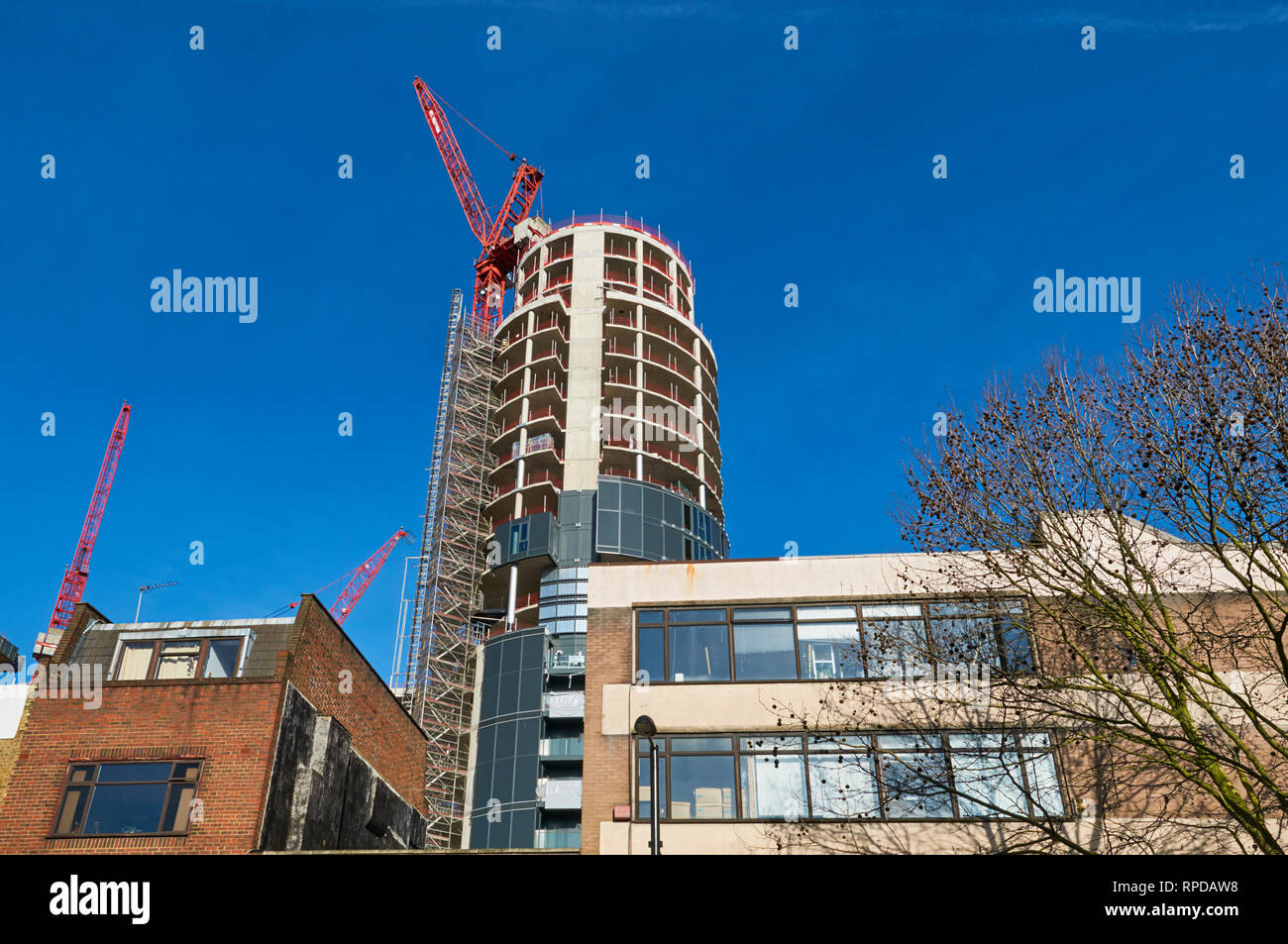 La torre principale della città a nord di sviluppo residenziale in costruzione, da Fonthill Road, Finsbury Park, North London REGNO UNITO Foto Stock