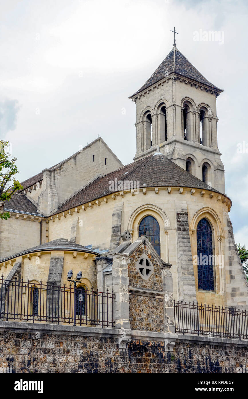 Vecchia chiesa in stile gotico in un giorno nuvoloso a Parigi, Francia Foto Stock