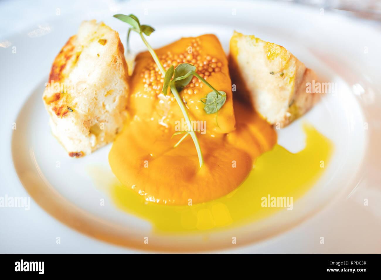 Deliziosi piatti a base di carne in una salsa cremosa Foto Stock