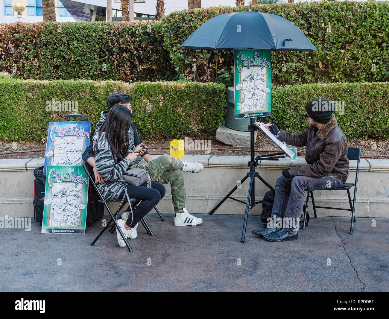 Las Vegas, Nevada - Novembre 21, 2016: matura è aventi la loro caricatura disegnata da un artista di strada sulla striscia. Foto Stock