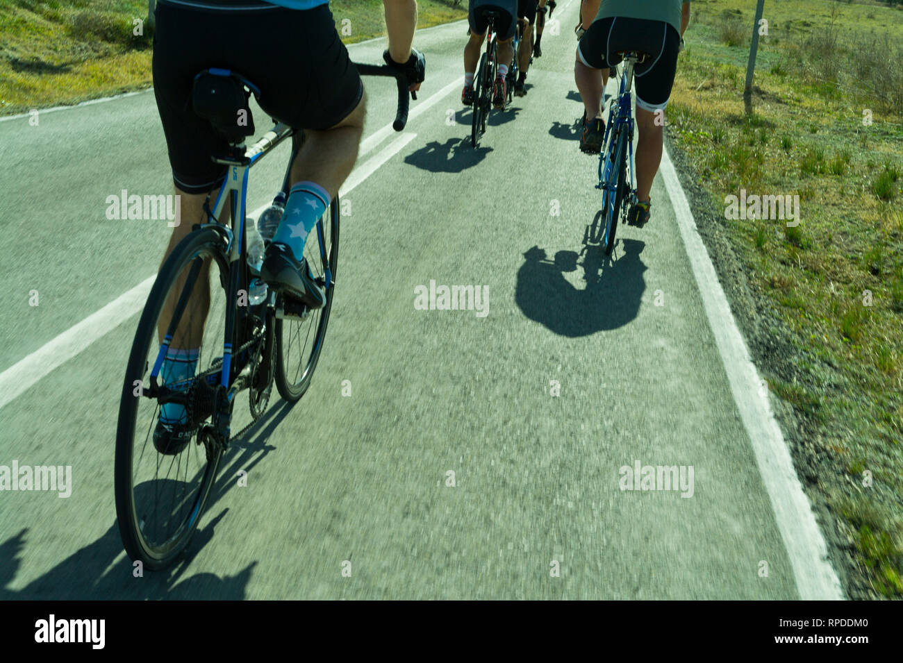 I ciclisti escursioni in bicicletta nella regione di Murcia in Spagna nel corso di un mese di febbraio pausa invernale. Foto Stock