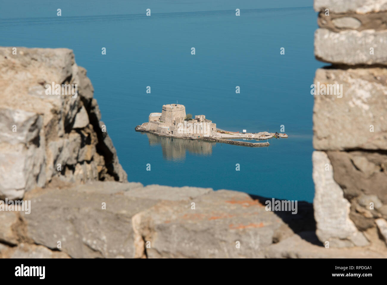 Il castello di Bourtzi vista dal castello di Palamidi, Nafplio, Grecia Foto Stock