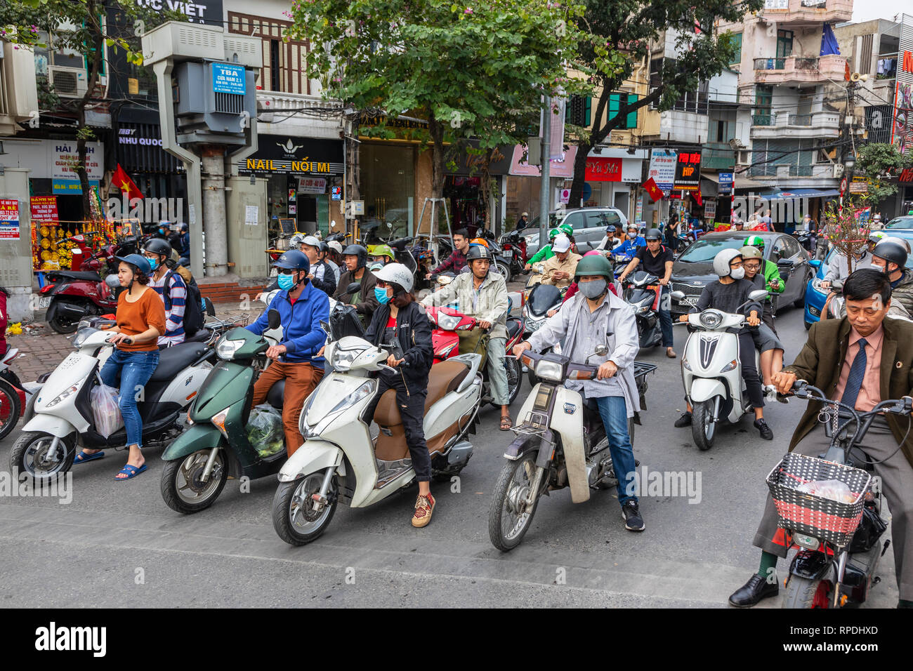 Cicli motore viaggia attraverso Hanoi city centre, il Vietnam Asia Foto Stock