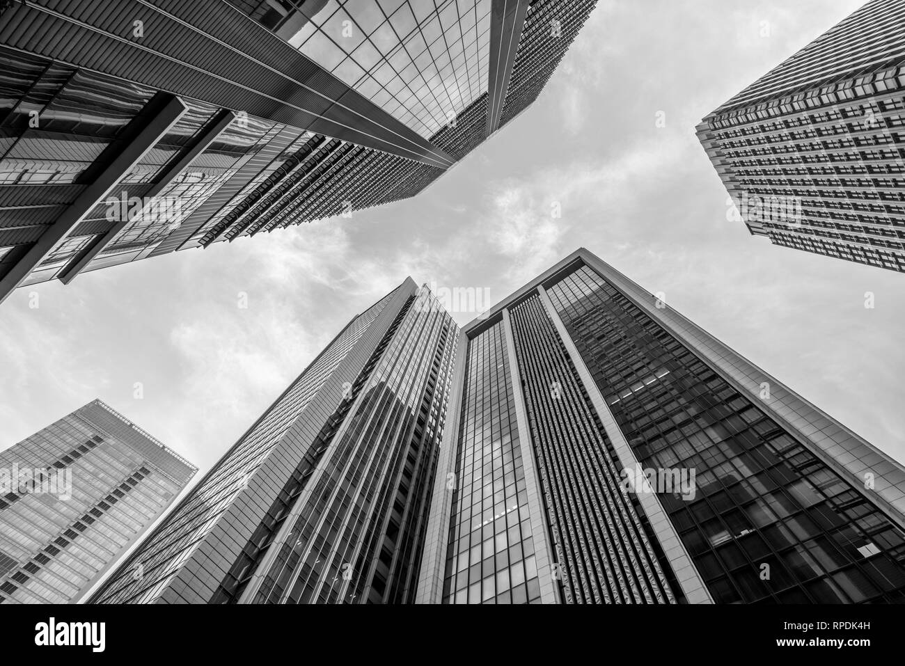 A livello di strada vista dei grattacieli, Marunouchi (丸の内) distretto commerciale centrale di Tokyo si trova in Chiyoda tra la stazione di Tokyo e il Palazzo Imperiale. Foto Stock