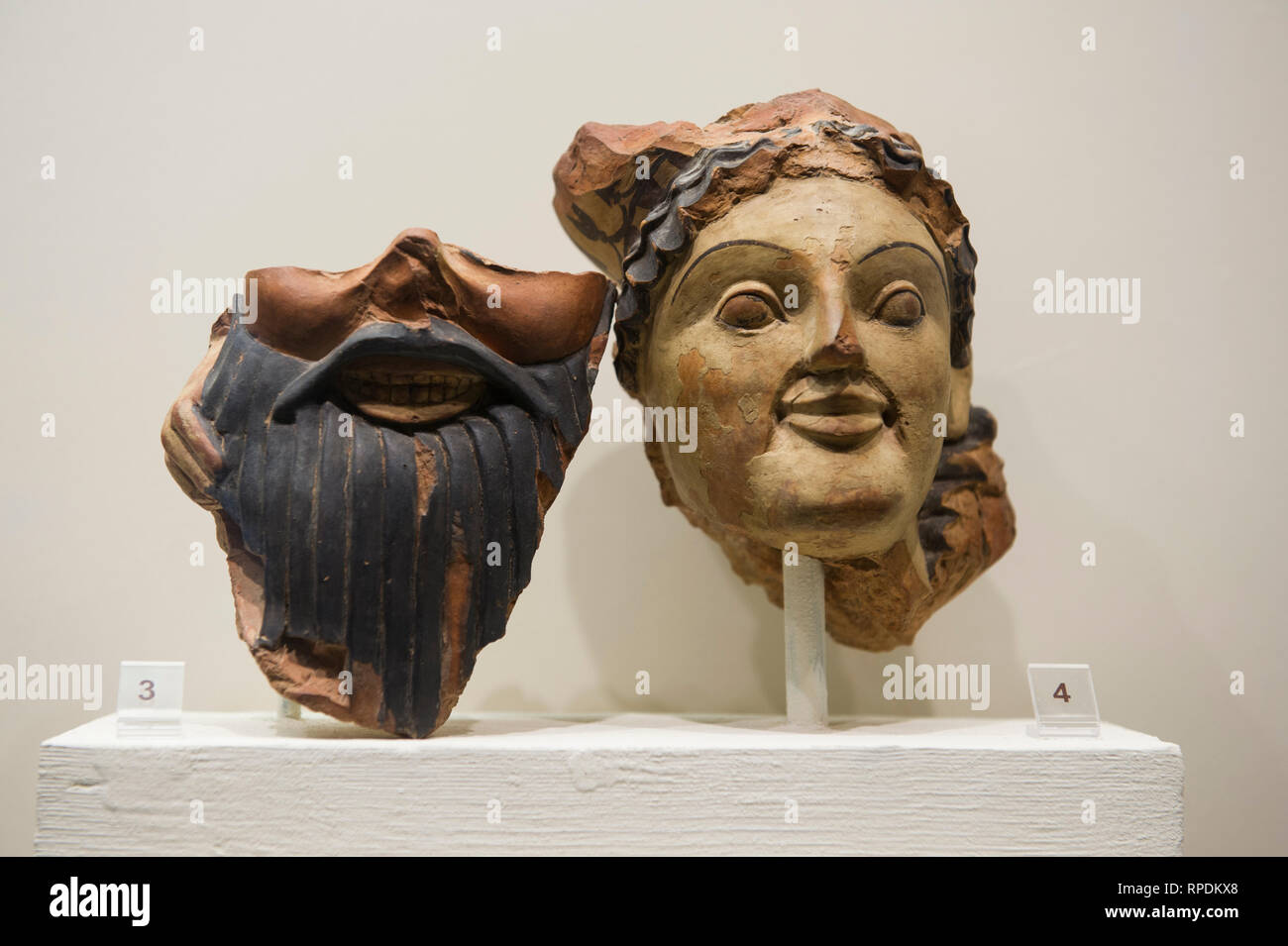 Parti di grandi sculture in terracotta dall'acroteria di edifici arcaici, Museo Archeologico di Olimpia, Grecia Foto Stock