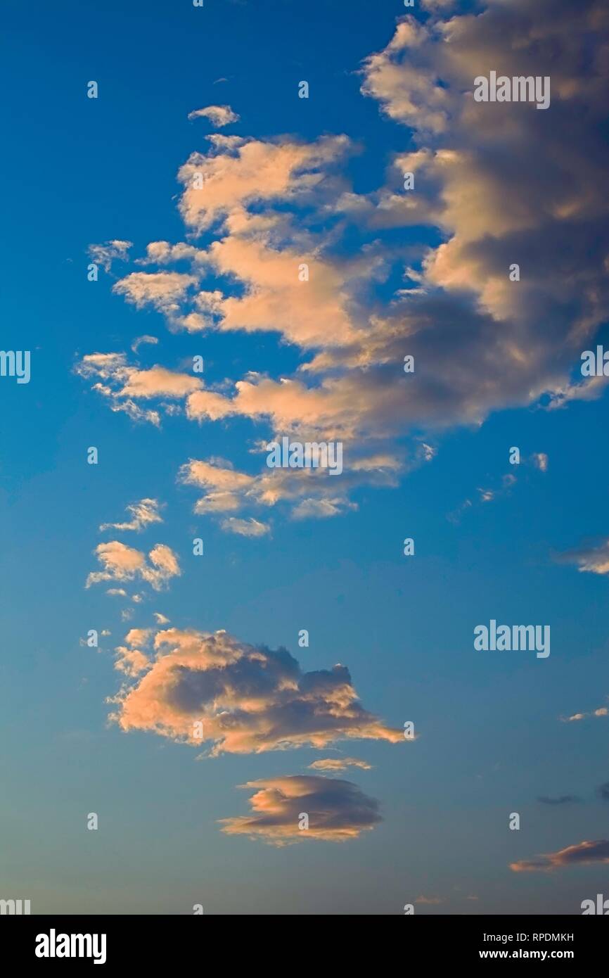 Formazioni di nubi in un Cielo di estate blu. Immagine di stock. Foto Stock