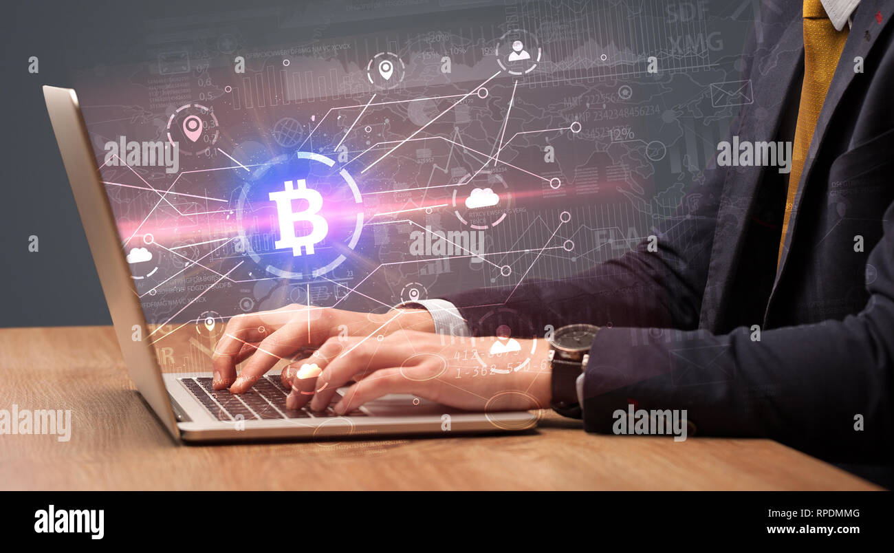 Controllare a mano sul laptop bitcoin globale Tasso di cambio concept Foto Stock
