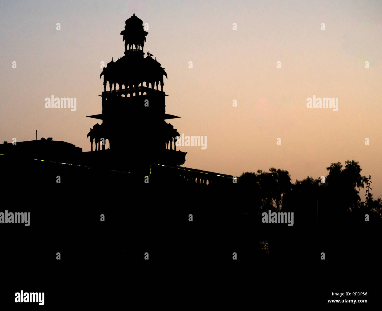 Silhouette di un edificio al crepuscolo, Tazia Tower, Jaisalmer, Rajasthan, India Foto Stock