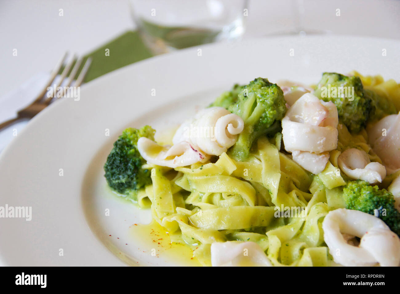 Primo piano di una luce estate pasta italiana con broccoli e calamari Foto Stock