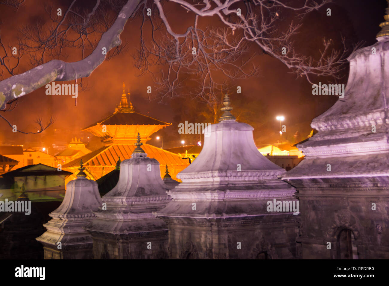 Tempio indù Pashupatinath di notte la luce votive, templi e santuari in una fila al tempio di Pashupatinath Kathmandu in Nepal. Foto Stock