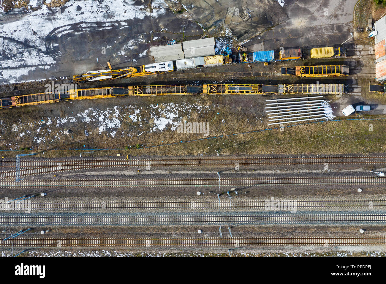 Vista dall'alto su binari ferroviari. Orario invernale Foto Stock