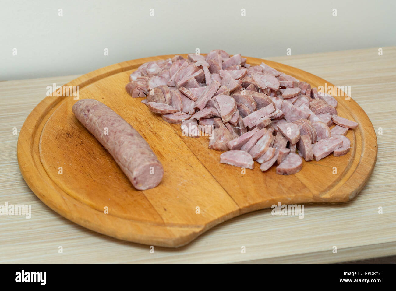 La salsiccia tagliata a fette, su di un tagliere Foto Stock