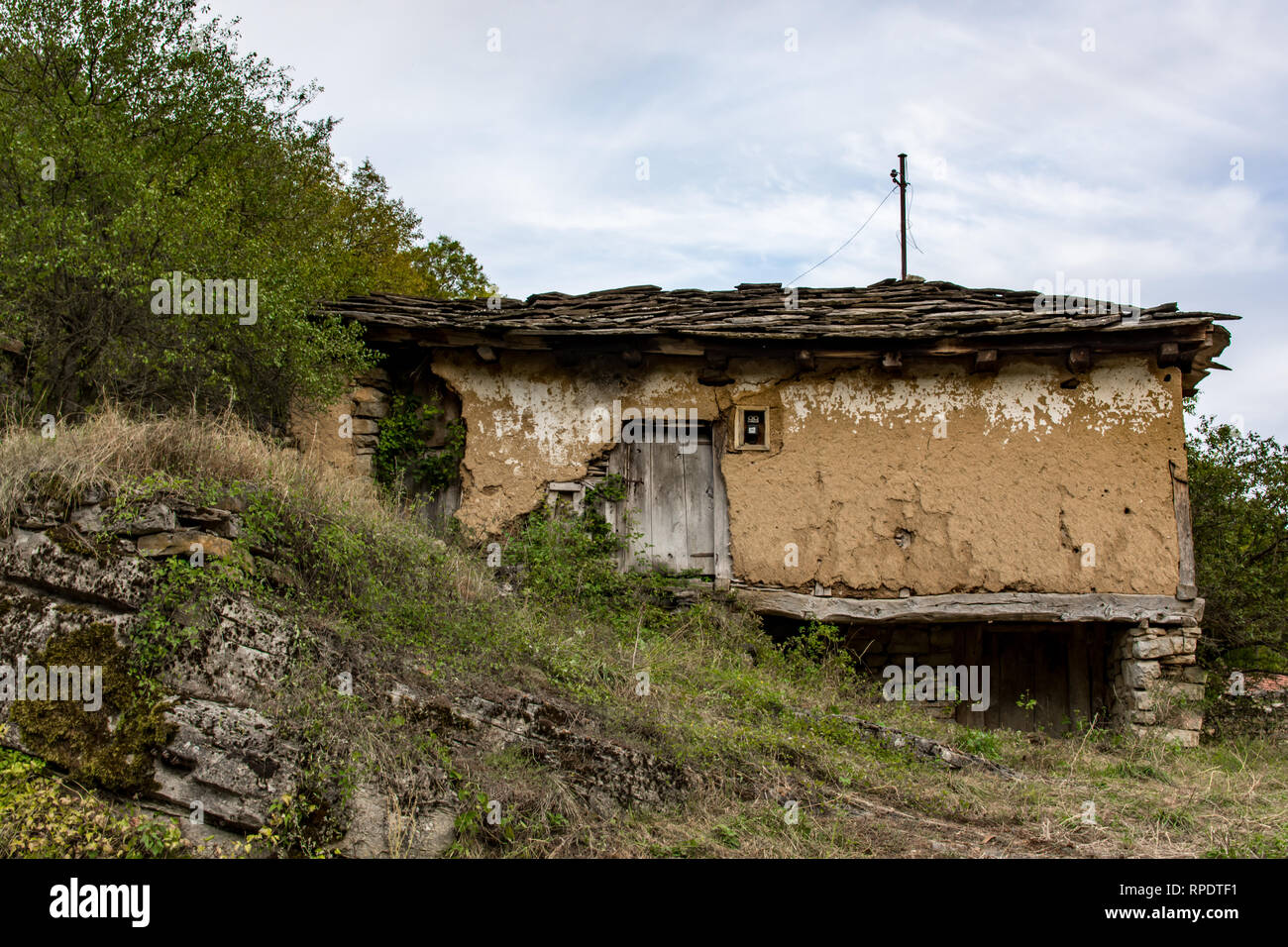 Vecchio villaggio Gostusa, quasi abbandonata con case vuote, e i tetti fatti di rocce piatte. Alcuni sono completamente coperte con piante Foto Stock