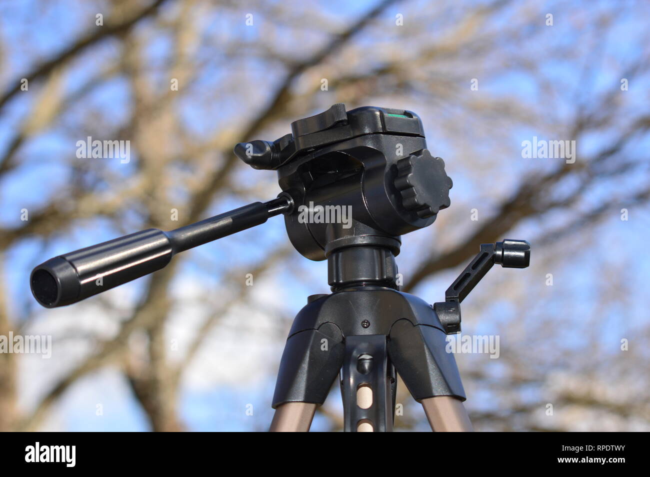 Un treppiede nel cielo blu con sfondo di foresta Foto Stock