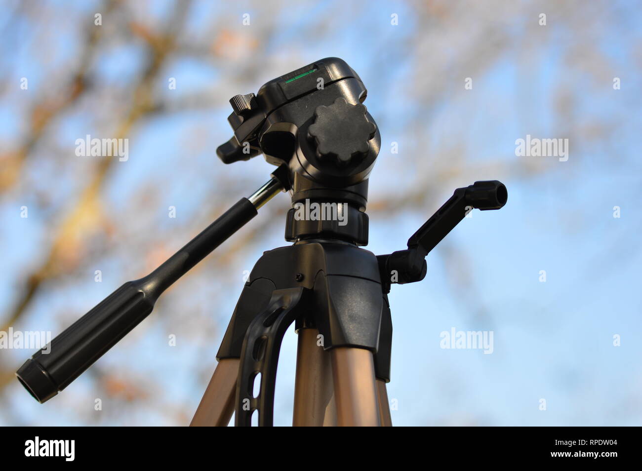 Un treppiede nel cielo blu con sfondo di foresta Foto Stock