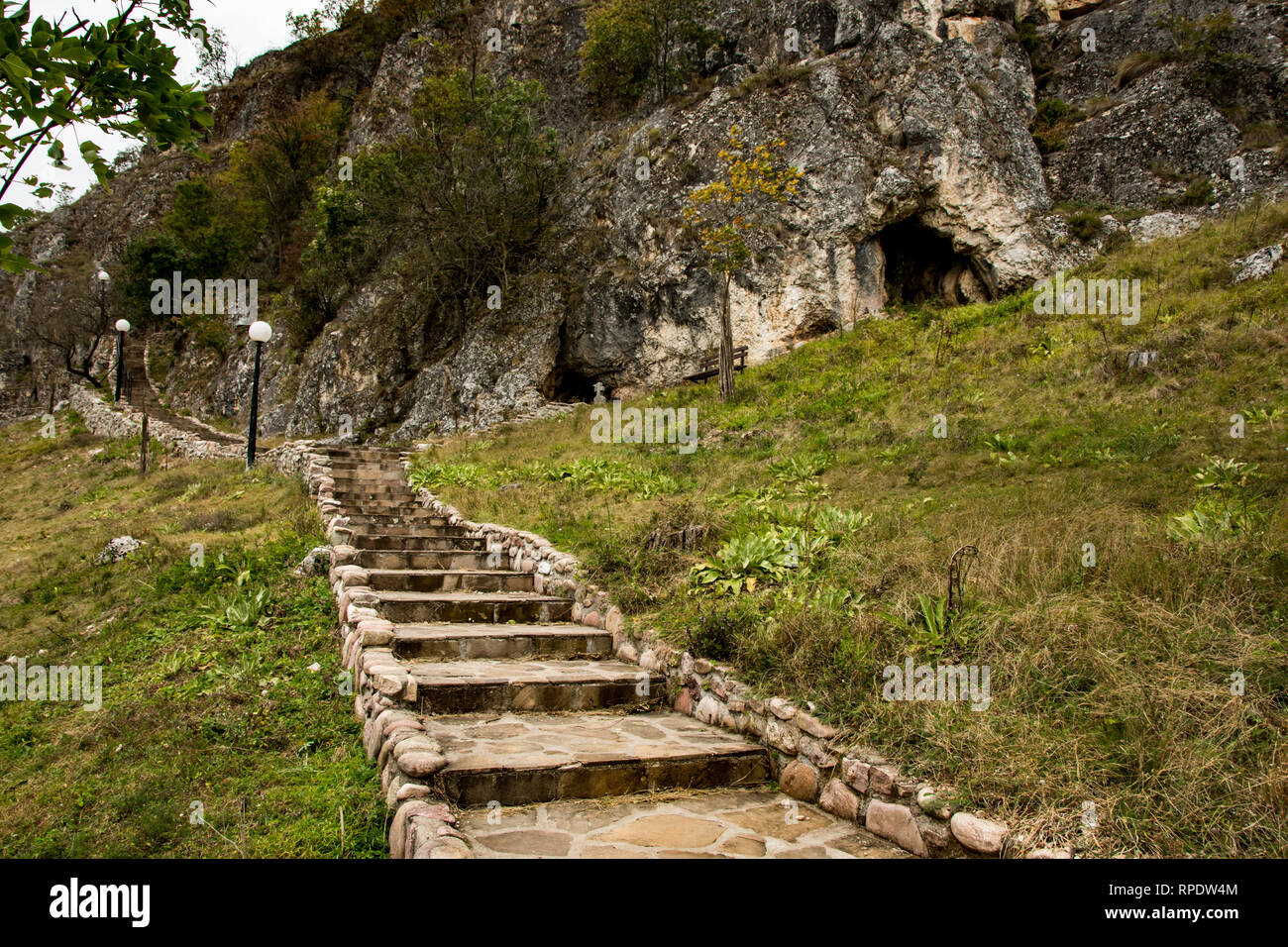 Scale che conduce alla grotta dove la chiesa di San Pietro e Paolo si trova a. Fu costruita nel XIII secolo, nel villaggio di Rsovci Foto Stock