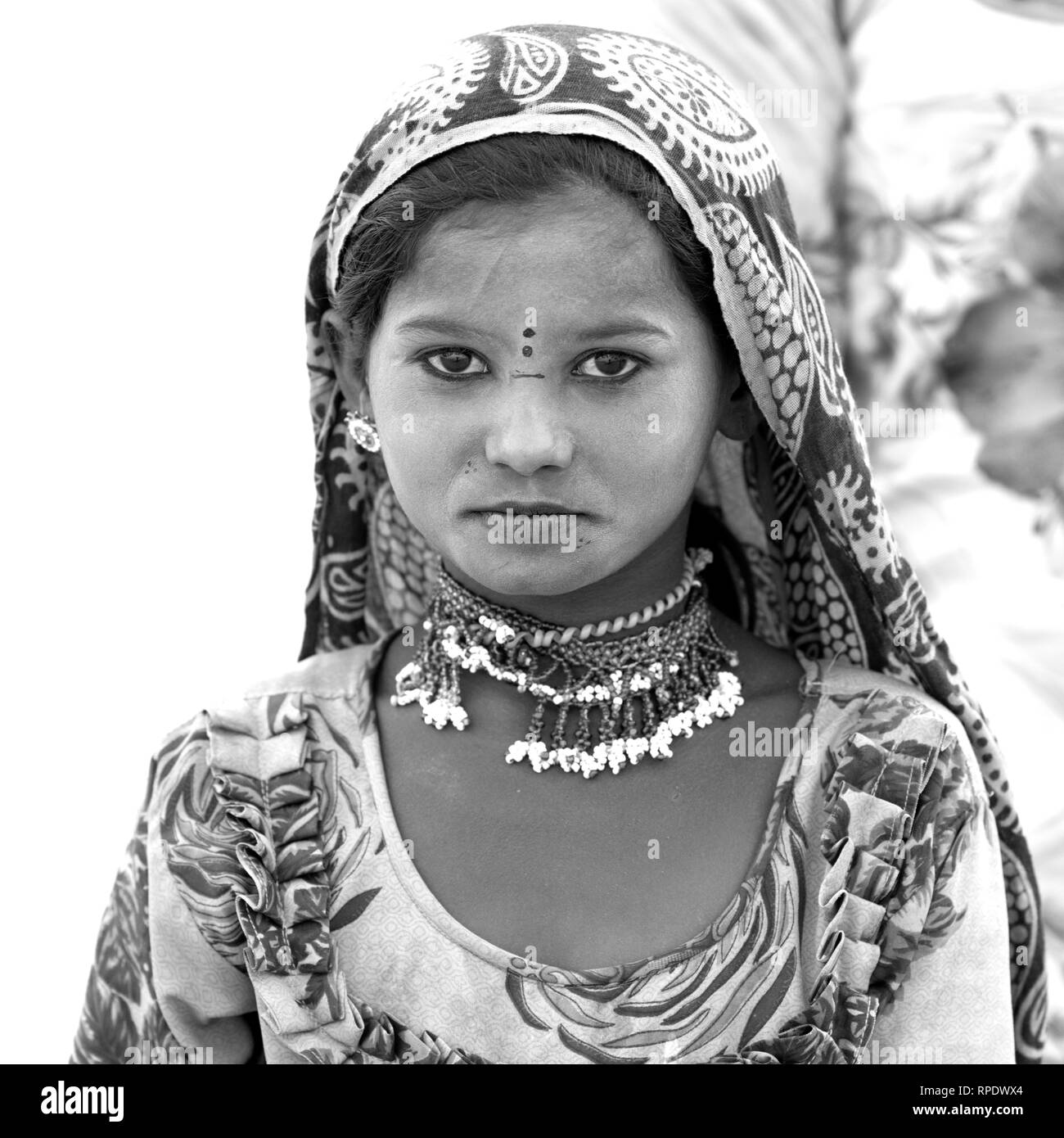 Ritratto di tribali locali donna in abito tradizionale, Sam dune di sabbia, Damodara, Jaisalmer, Rajasthan, India Foto Stock