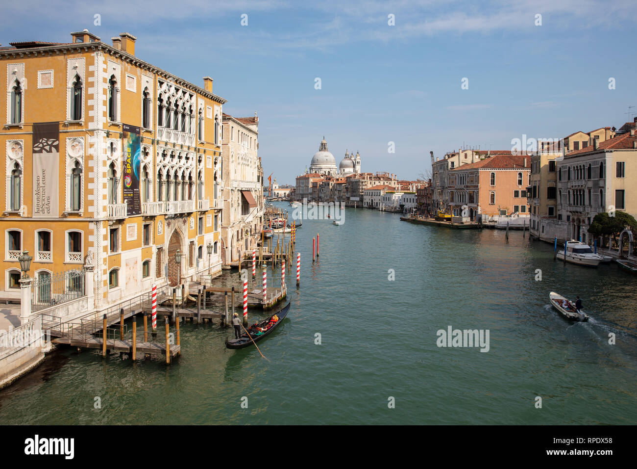 In piedi sul ponte Acadamia a Venezia probabilmente vi dà la maggior parte vista fotografata al mondo. Foto Stock