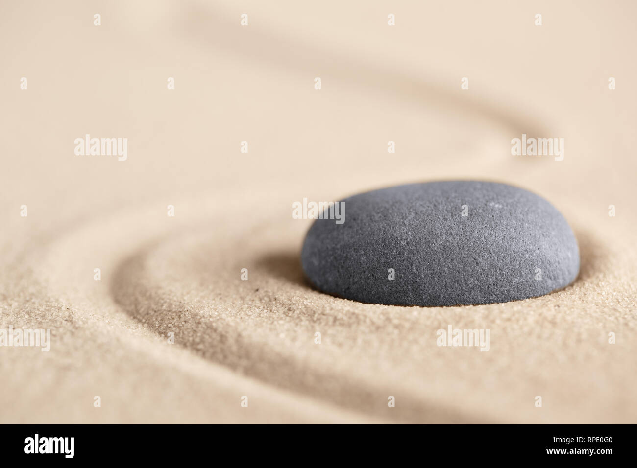 Equilibrio di armonia ed equilibrio la creazione di uniformità. Zen Stone giardino per la meditazione di spiritualità e di pace della mente corpo e anima. Il minimalismo tranquillo b Foto Stock