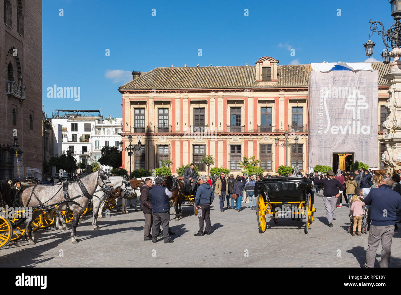 Il Palacio Arzobispal che ospita l Arcidiocesi di Siviglia in Plaza Virgen de los Reyes a Siviglia Foto Stock