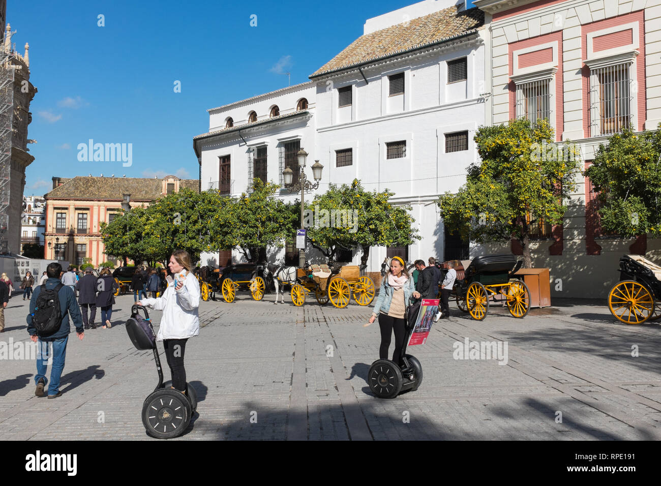 Guide turistiche promozione scooter Segway Tours dalla Cattedrale di Siviglia Foto Stock