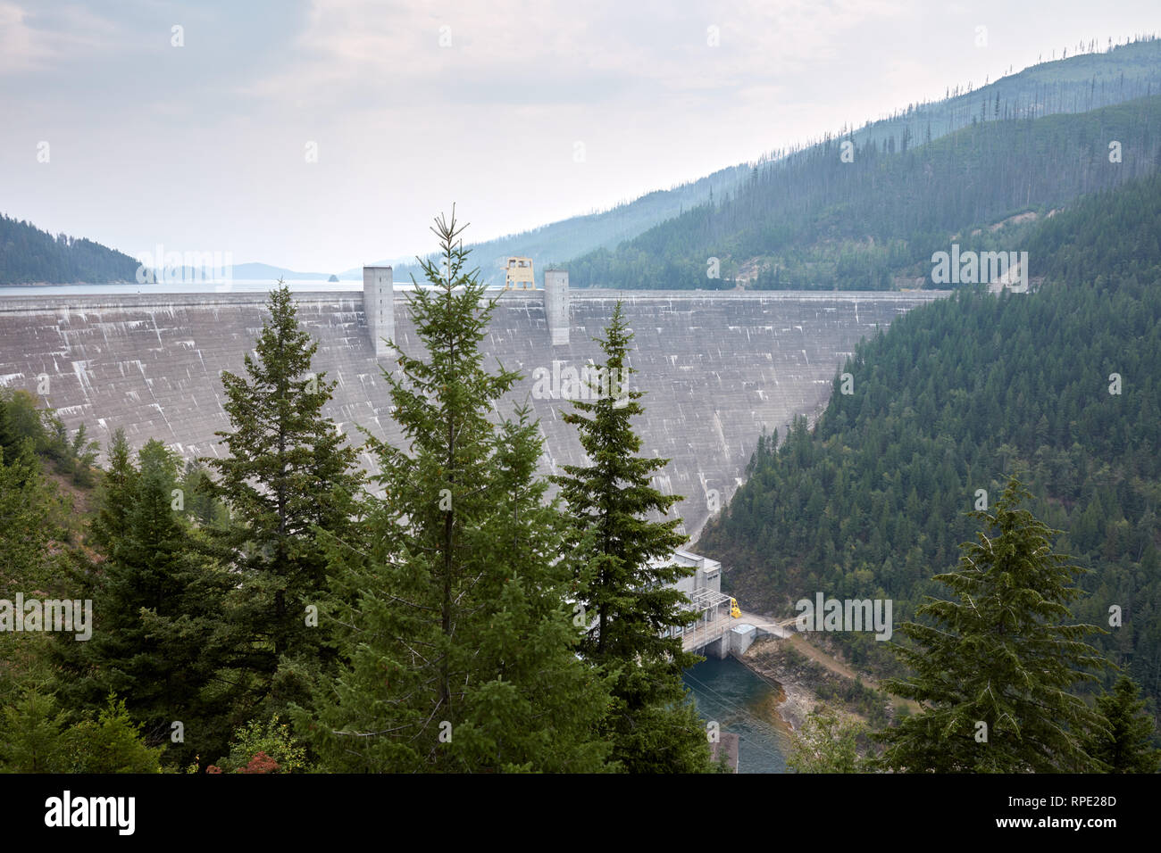 Hungry Horse Dam sulla forcella del sud del fiume Flathead in Flathead National Forest, Montana Foto Stock