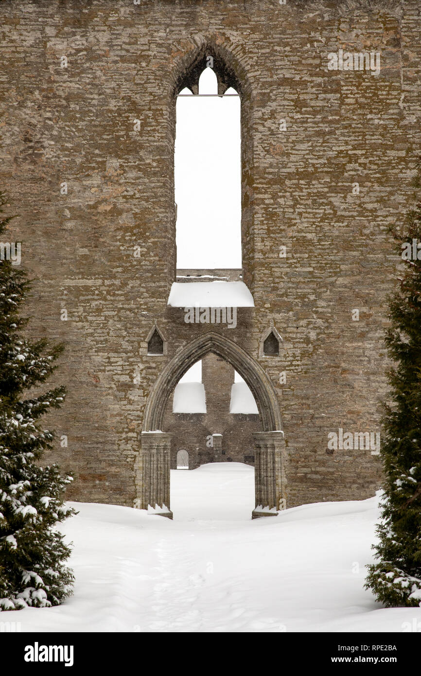 Ingresso di un vecchio convento Pirita a Tallinn, in un inverno Foto Stock