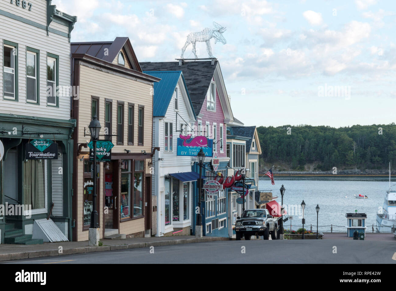 Bar Harbor, Maine, Stati Uniti d'America - 29 Luglio 2017: vista della strada principale nelle prime ore del mattino, 5:24am, prima che la folla di turisti fagocitato le strade sulla loro somma Foto Stock