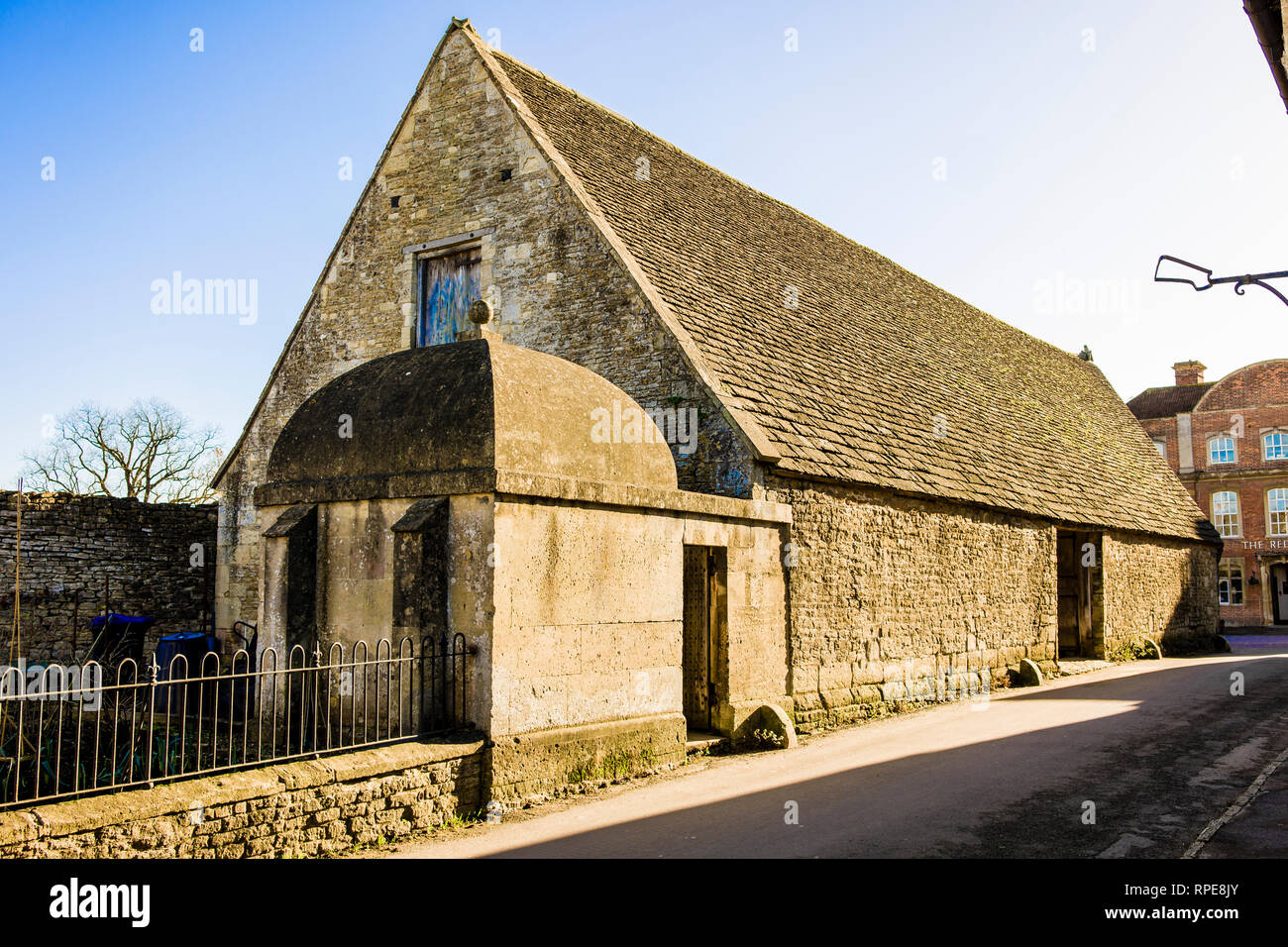 Gli edifici di vecchia costruzione nel villaggio di Lacock WILTSHIRE REGNO UNITO includono una piccola casa cieco senza windows utilizzato anticamente per la punizione dei miscredenti locale Foto Stock