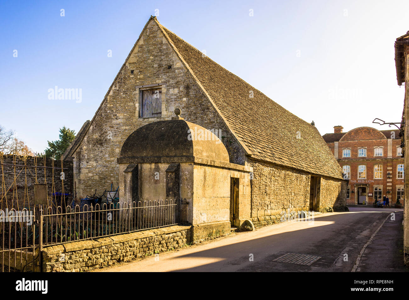 Gli edifici di vecchia costruzione nel villaggio di Lacock WILTSHIRE REGNO UNITO includono una piccola casa cieco senza windows utilizzato anticamente per la punizione dei miscredenti locale Foto Stock