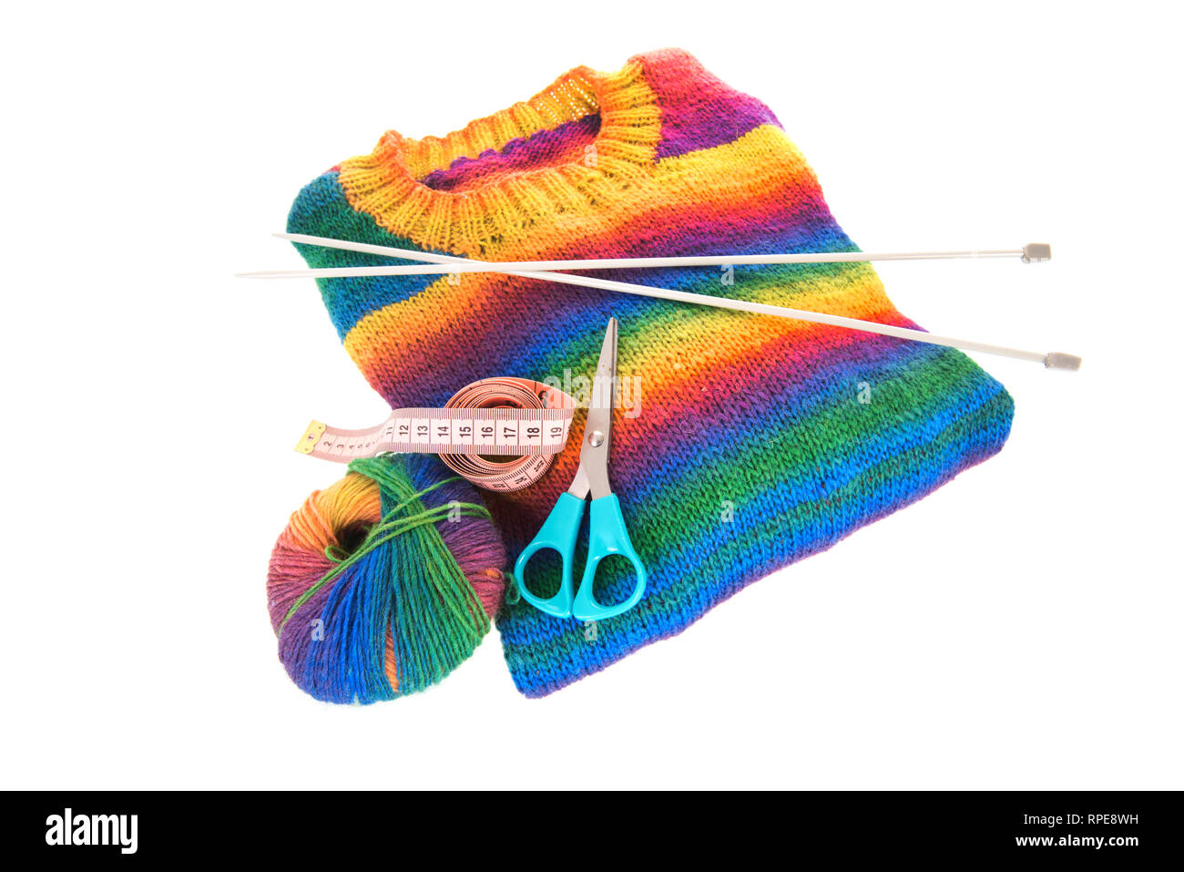 Colorate ponticello a maglia con aghi e lana isolate su sfondo bianco Foto Stock