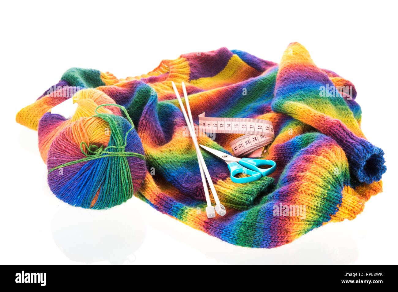 Colorate ponticello a maglia con aghi e lana isolate su sfondo bianco Foto Stock