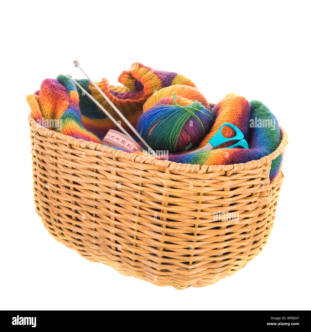 Colorate ponticello a maglia con aghi e lana isolate su sfondo bianco Foto Stock