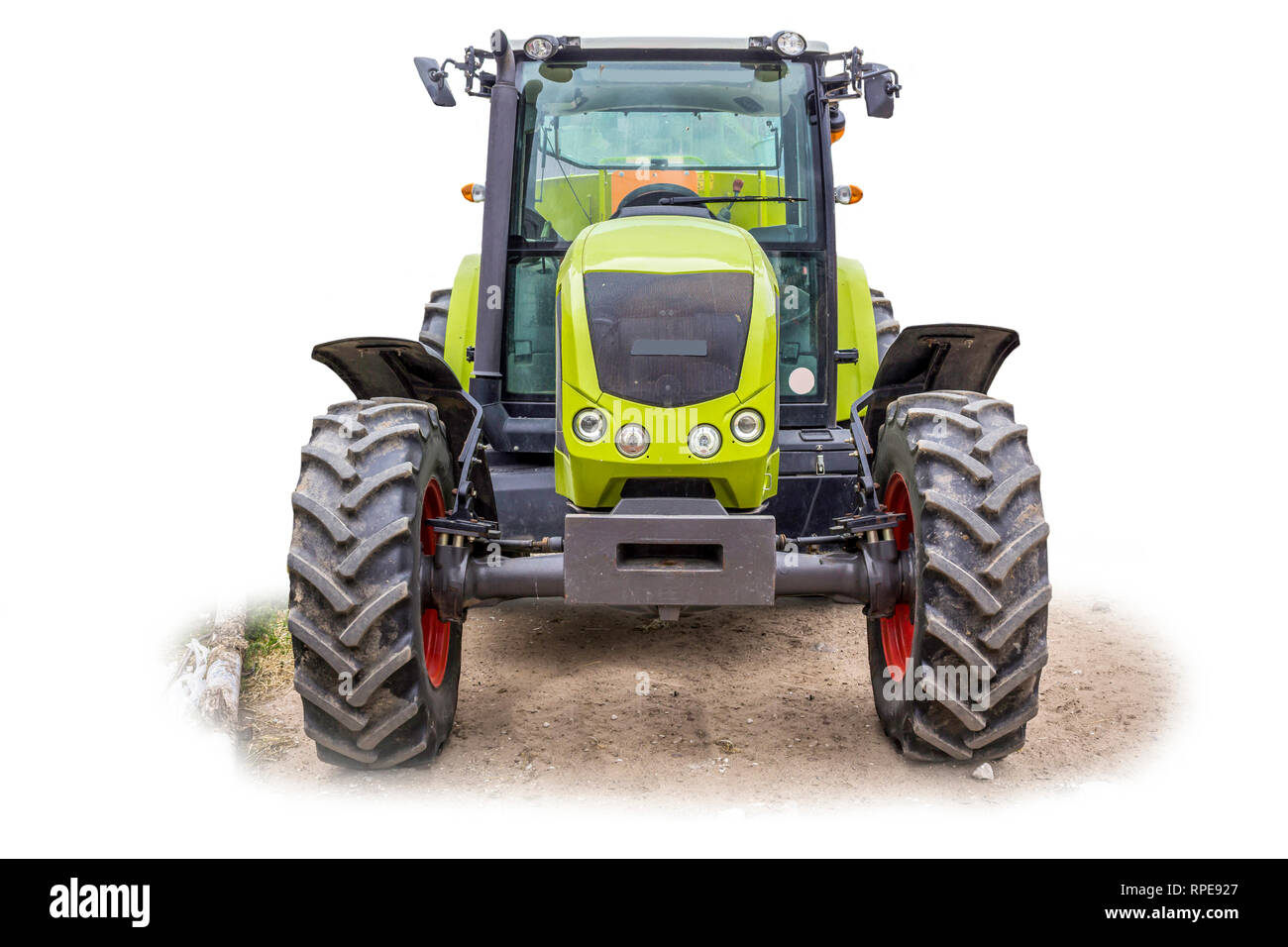 Trattore potente per vari lavori agricoli. Vista anteriore di una macchina agricola. Attrezzatura necessaria per un caseificio. L'immagine isolata. Foto Stock