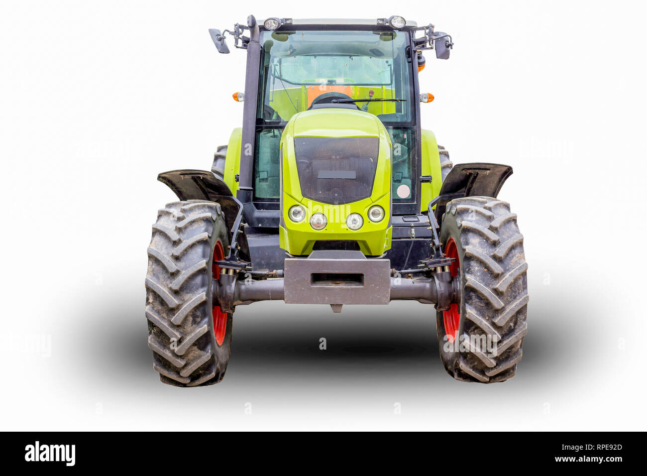 Trattore potente per vari lavori agricoli. Vista anteriore di una macchina agricola. Attrezzatura necessaria per un caseificio. L'immagine isolata. Foto Stock