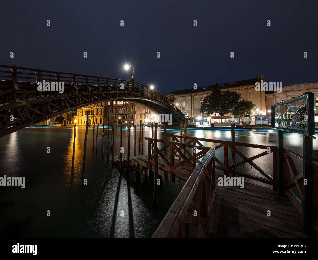 Un bel colpo di una stazione Gondola a Venezia, Italia. Guardando verso il ponte dell'Accademia a tarda sera. Foto Stock