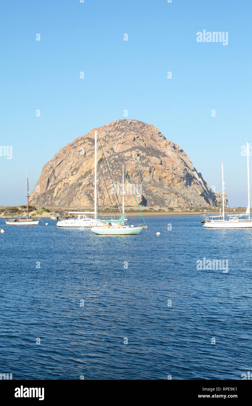 Morro Rock, un tappo vulcanica costituito da dacite rock e risalente all'Oligocene, Morro Bay, CALIFORNIA, STATI UNITI D'AMERICA Foto Stock