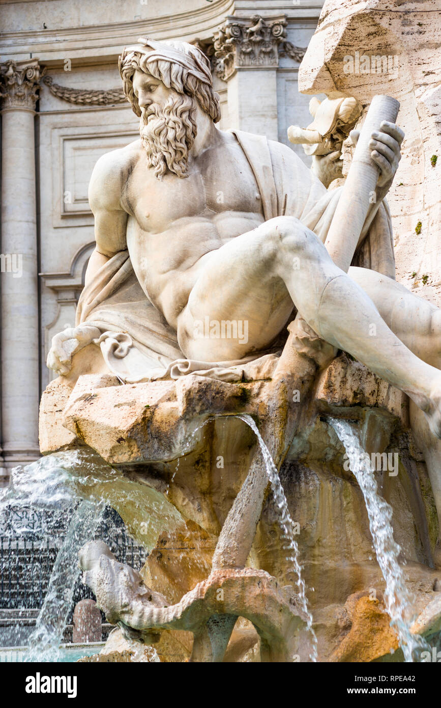 Statua del dio fiume Gange sulla Fontana dei Quattro Fiumi, la Fontana dei Quattro Fiumi, da Lorenzo Bernini su Piazza Navona, Roma, Italia. Foto Stock