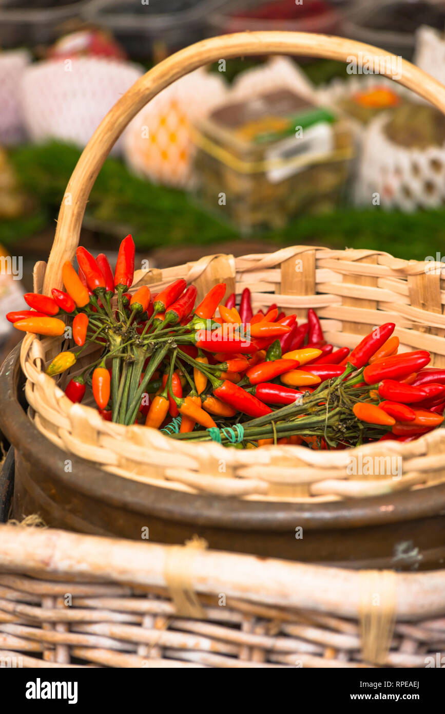 Red peperoncini piccanti in un cestello in stallo il mercato a Campo de' Fiori Mercato, Roma, Italia. Foto Stock