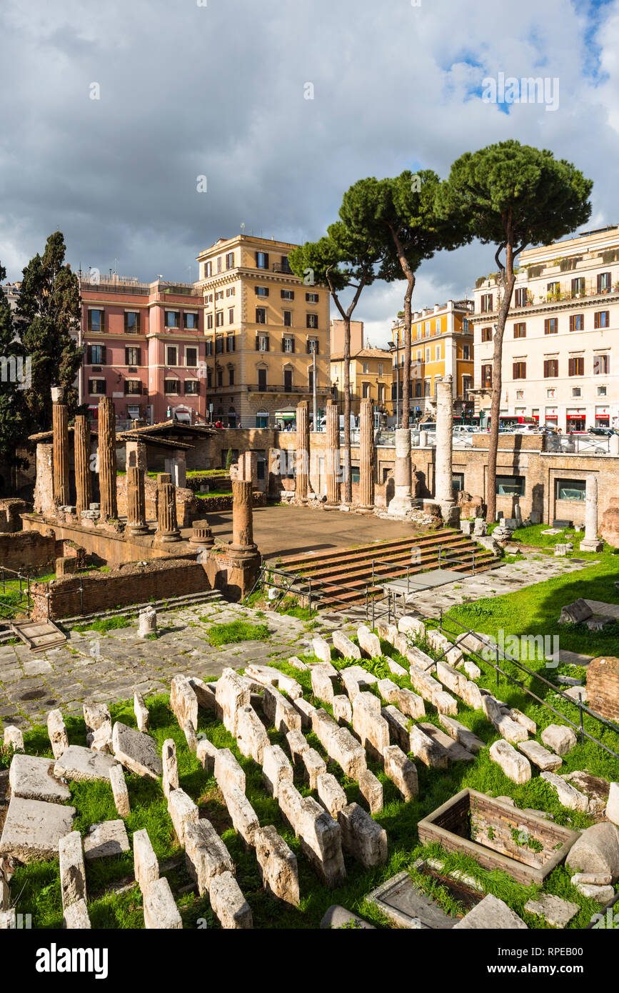 Largo di Torre Argentina è una piazza di Roma, Italia, con quattro romana repubblicana templi e resti di Pompeo Theatre. Roma. Lazio. L'Italia. Foto Stock