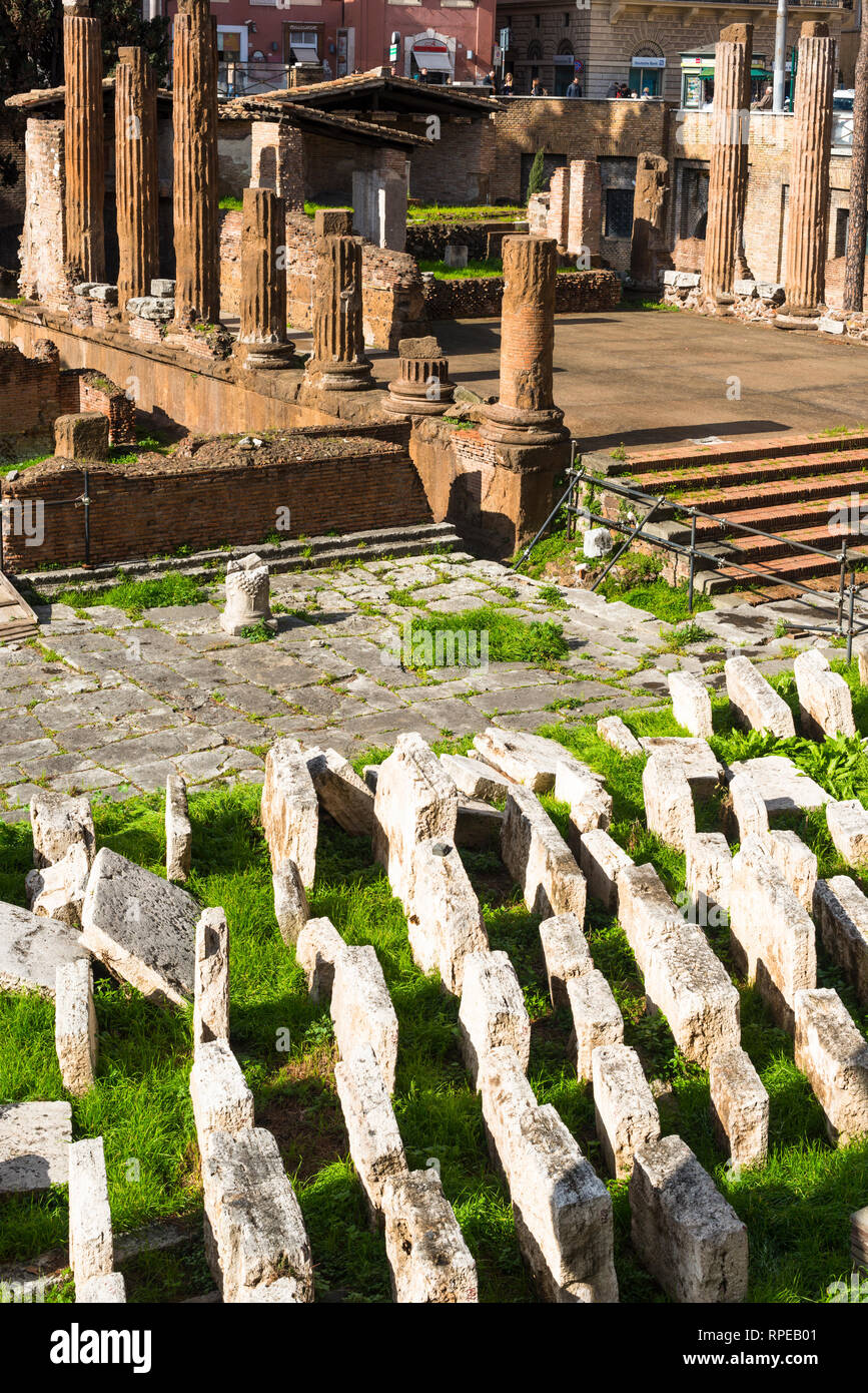 Largo di Torre Argentina è una piazza di Roma, Italia, con quattro romana repubblicana templi e resti di Pompeo Theatre. Roma. Lazio. L'Italia. Foto Stock