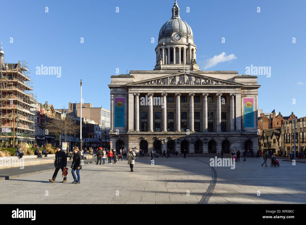 Nottingham, UK. Il 21 febbraio 2019. Inverno mite meteo vedute Nottinghams Old Market Square. Foto Stock