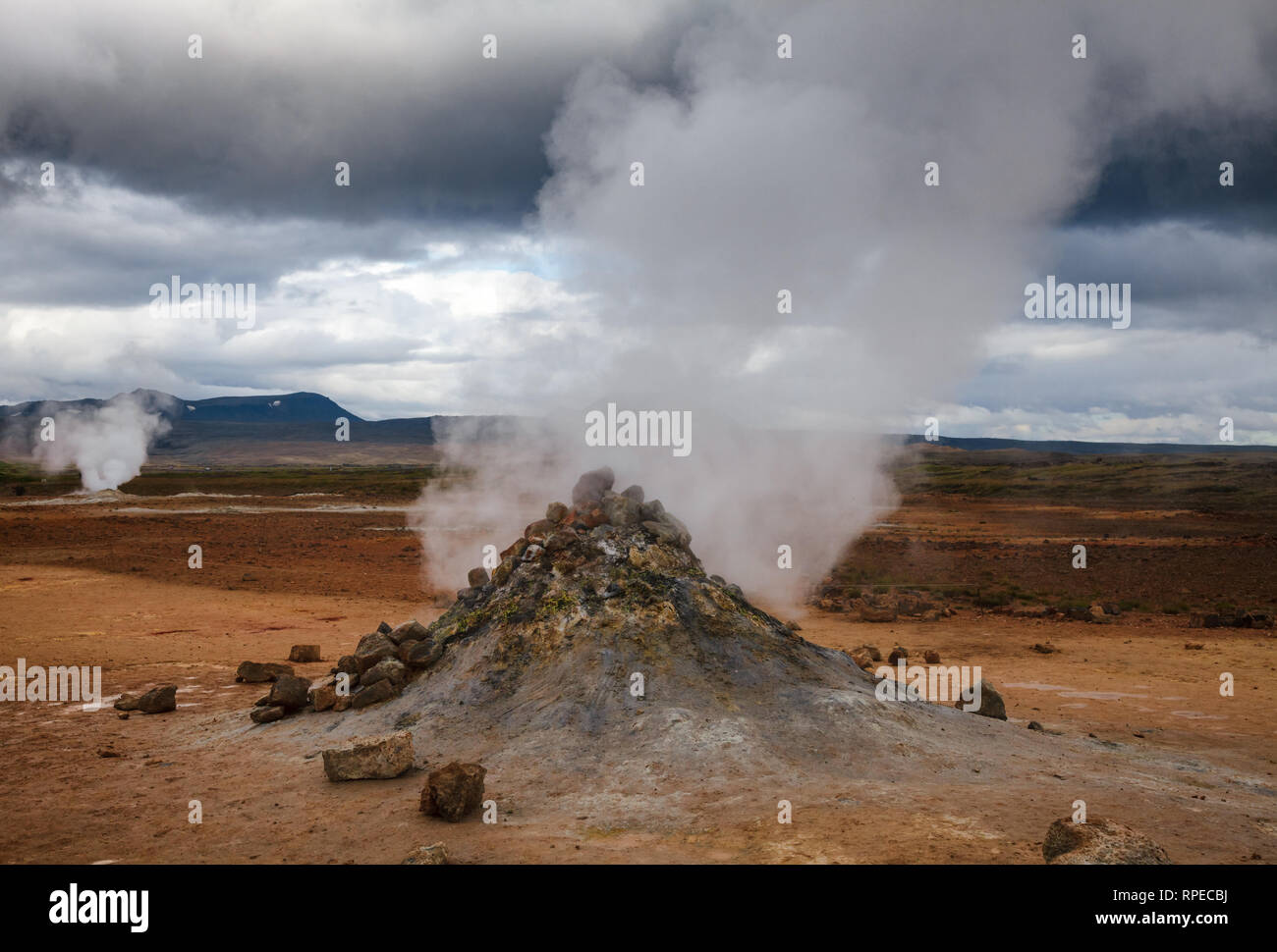 Fumante vulcano di fango o di fango a cupola Námafjall Hverir area geotermica nella regione di Mývatn, Nordest Islanda e Scandinavia Foto Stock