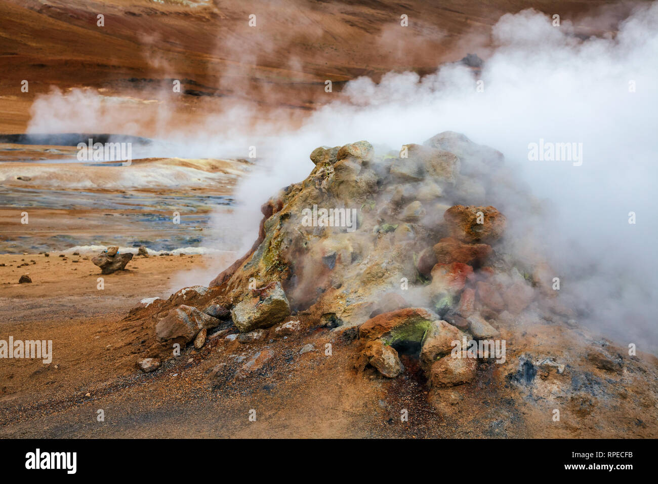 Fumante vulcano di fango o di fango a cupola Námafjall Hverir area geotermica nella regione di Mývatn, Nordest Islanda e Scandinavia Foto Stock