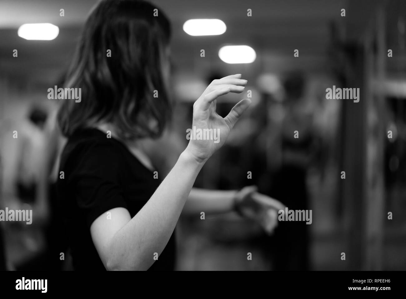 Ballerino di Tango sta lavorando sulla sua tecnica. Foto in bianco e nero di un ballerino femmina. Foto Stock Ballerino di Tango sta lavorando sulla sua tecnica. Foto in bianco e nero di un ballerino femmina. Foto Stock