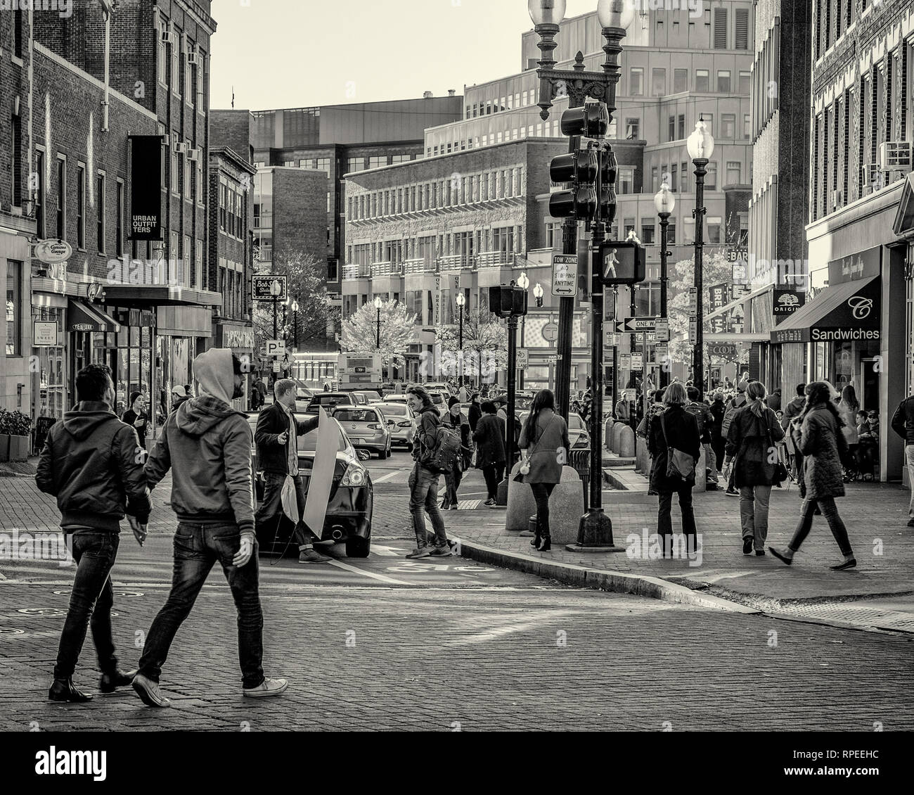 Due uomini attraversare la strada in Harvard Square a Cambridge, MA Foto Stock