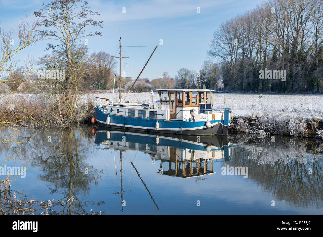 Vecchia casa galleggiante sul fiume tamigi vicino a buscot nel gelo e la neve. Buscot, Oxfordshire, Inghilterra Foto Stock