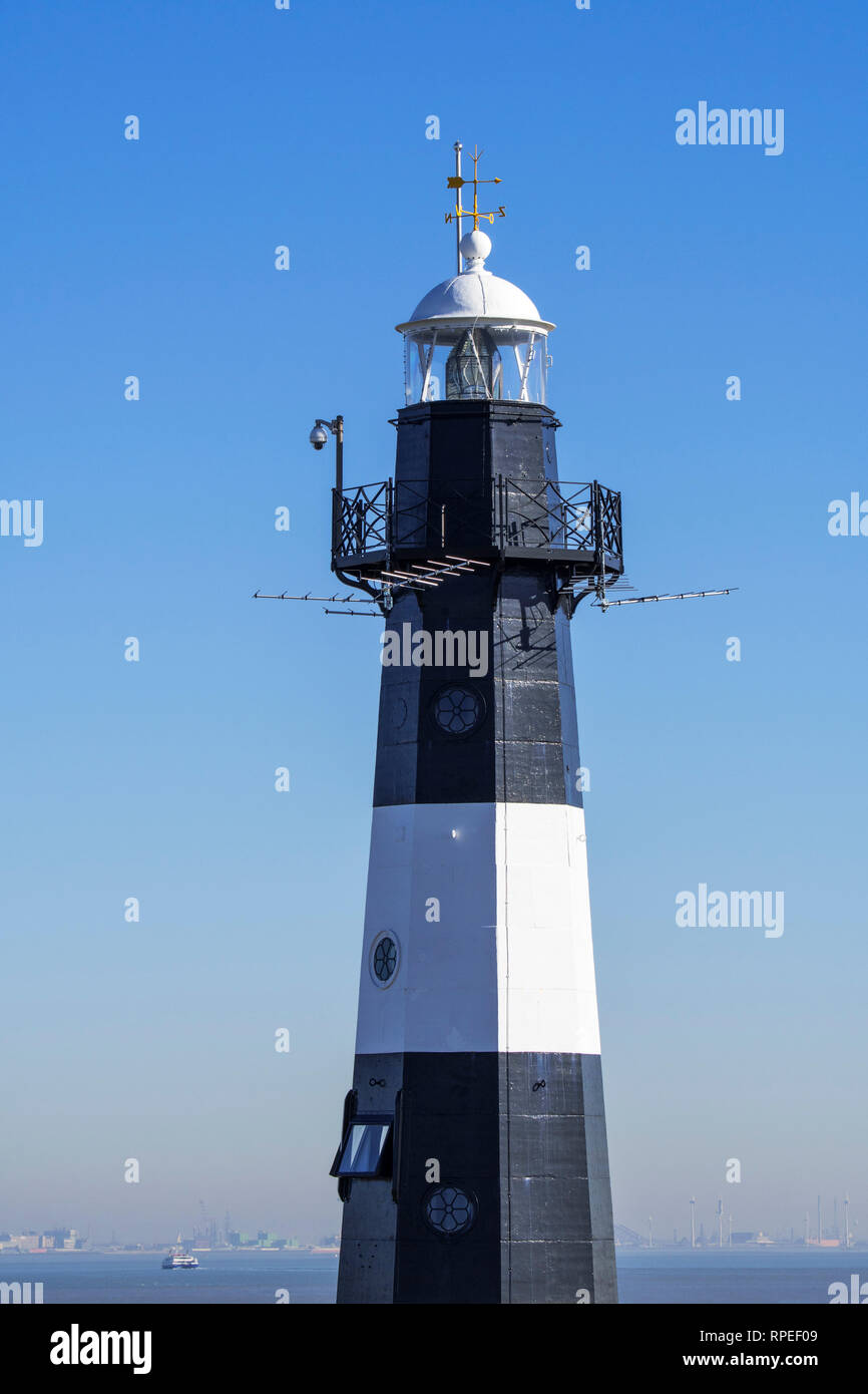 Nieuwe Sluis, olandese ottagonale di ghisa Lighthouse vicino a Breskens lungo la Schelda occidentale / Westerschelde, Zeeland, Paesi Bassi Foto Stock