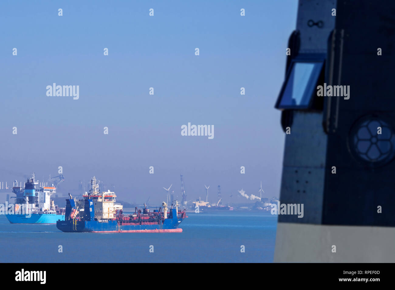 Nieuwe Sluis Lighthouse vicino a Breskens e contenitore / Nave petroliera vela sulla Schelda occidentale di fronte del porto di Vlissingen, Zeeland, Paesi Bassi Foto Stock